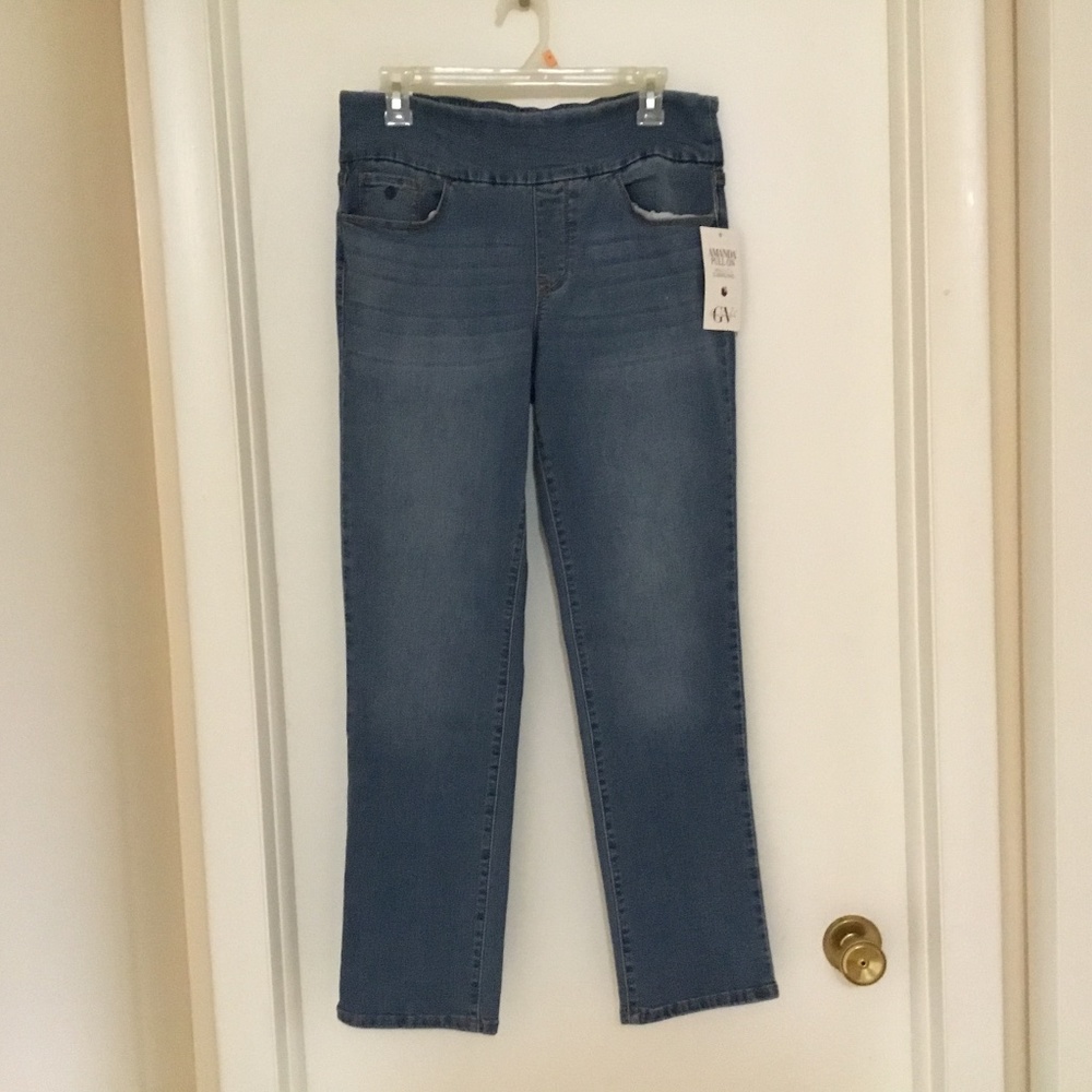 NWT-Amanda by Gloria Vanderbilt PULL ON JEANS- size, 10 SHORT